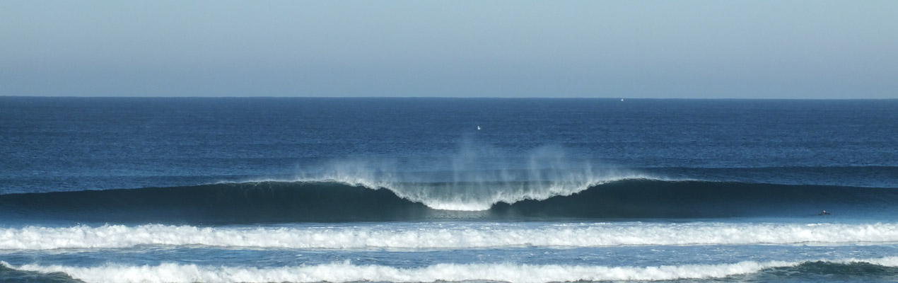 Aframe Welle in leerem Surfspot Praia da Vagueiras, Portugal